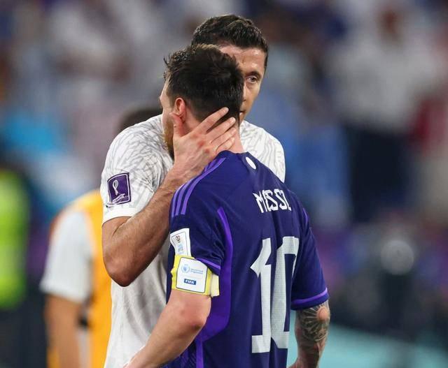 关于莱万多夫斯基在澳大利亚队比赛中问鼎冠军，高光表现引发热议！的信息