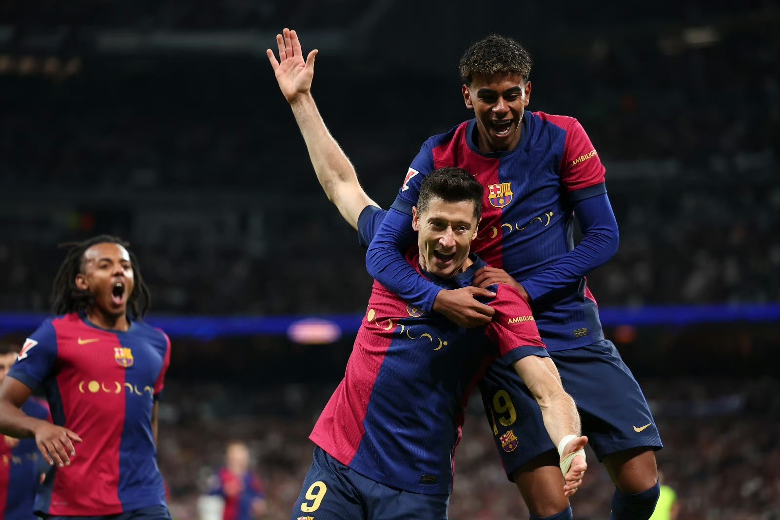 关于莱万多夫斯基在澳大利亚队比赛中问鼎冠军，高光表现引发热议！的信息